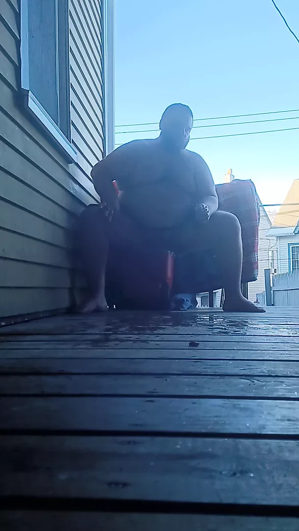 Mofo2121 pissing on the porch