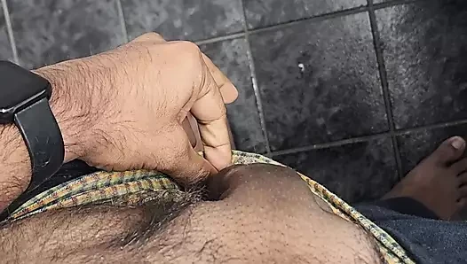 bermain dengan desi zakar yang dicukur yang bersih