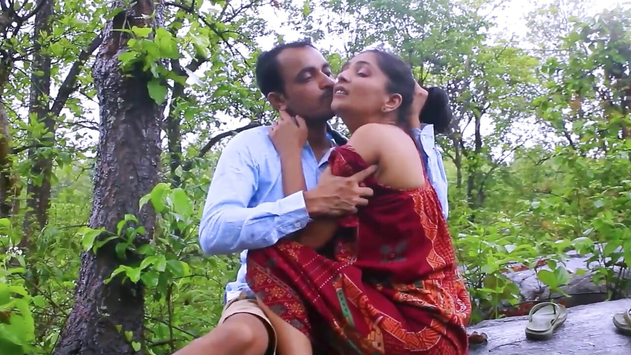 Sappige Indische Bengaalse vrouw hard geneukt in regen buitenseks