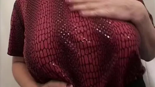 Azgın sarışın orta yaşlı seksi kadın parmaklanıyor ve patlayıcı orgazm için oyuncakla sikiliyor