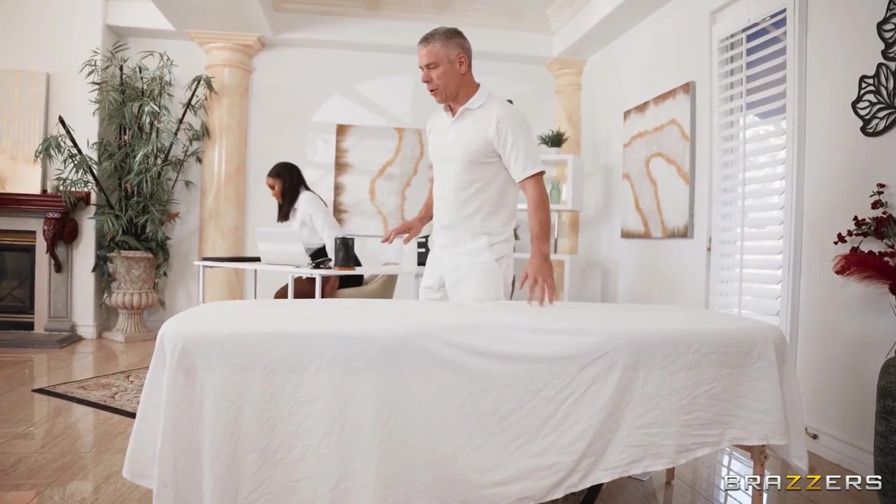 Brazzers - August Skye derin amcık masajı arzulayan şımarık bir iş kadını