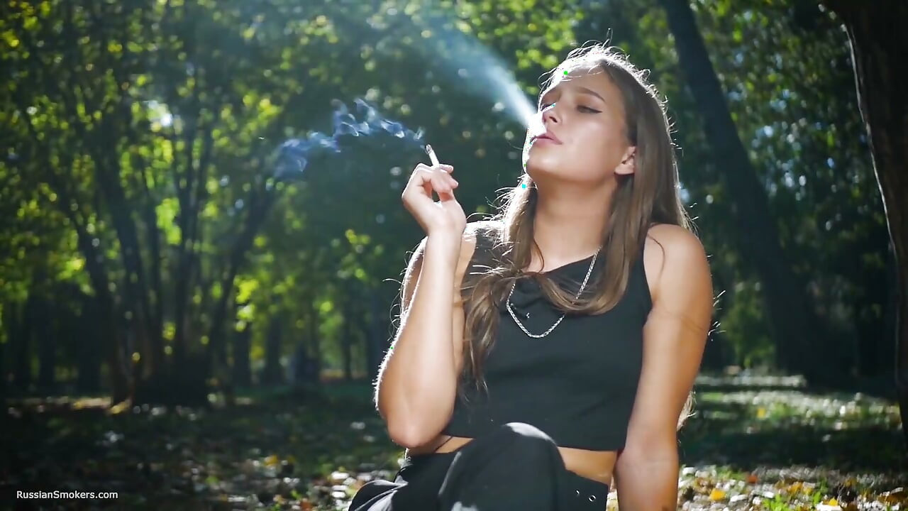 Csábító Orosz Szépség Cigarettázik a Stúdióban