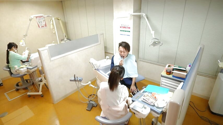 Tandläkaren som fortsätter att låsa ögonen med mig