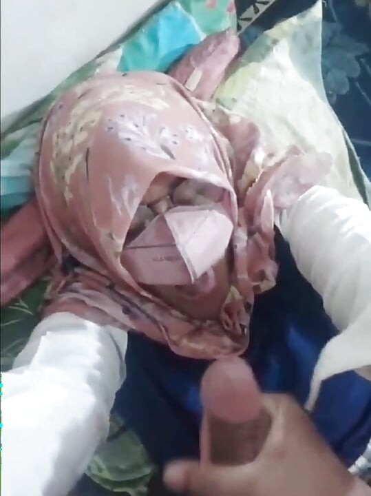 Menina indonésia de hijab se torna viral. Sexo oral com Stepaunt Riani