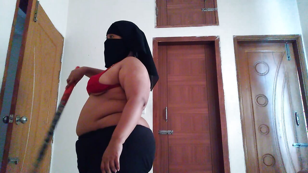 19y Old Sexy BBW Hotel Maid Takes off Her Bra & Nipples Show as She Sweeps the Room
