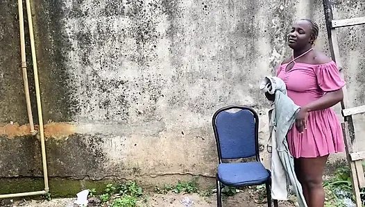 Sikimin amında olduğunu anlayamadan komşumun d ipine elbise koymasına yardım etmeye çalışıyorum