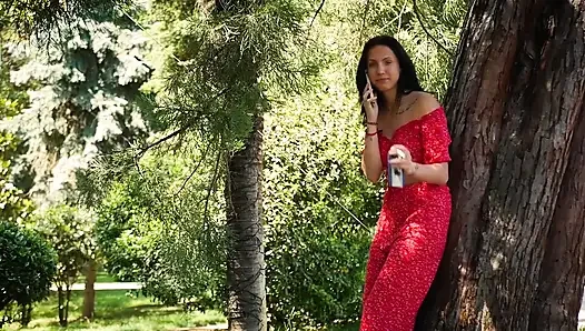 Si cewek cantik rusia yang menggoda lagi asik merokok di luar ruangan