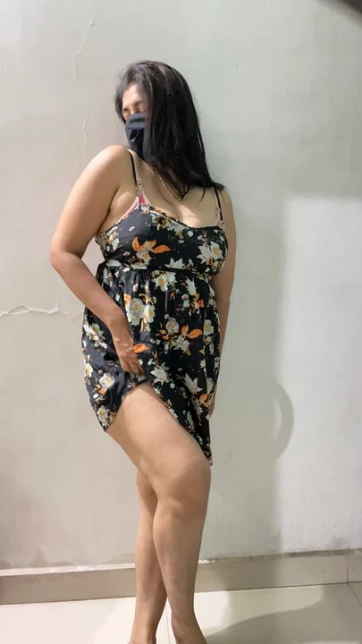 Ateşli desi tombul orta yaşlı seksi kadın büyük göğüslerini soyunuyor