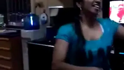 Тамильская девушка танцует и показывает обнаженное тело