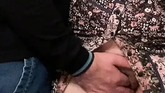 Seltsamer perverser reibt muschi in einer U-bahn