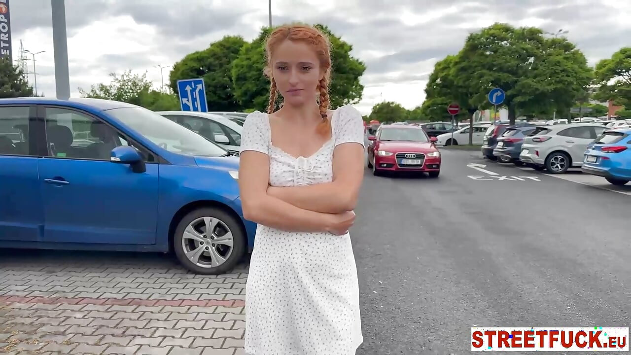 LITTLECAPRICEDREAMS - Roșcata minionă Lucianna este în aer liber după agățarea pe stradă