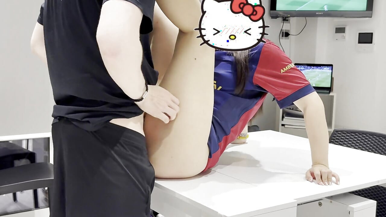 สาวฟุตบอลเอเชียในเจอร์ซี่โดนจับได้และโดนลงโทษโดยน้ําเงี่ยนไหลเยิ้ม