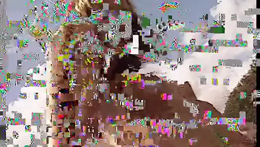 Невинная на вид блондинка предпочитает волосатую грудь