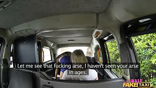 Weibliches Fake Taxi - das versaute mädchen, das ich weiß, sprang heute in mein Taxi, und Chloe lovette verschwendete keine zeit, ihre titten raus zu bekommen