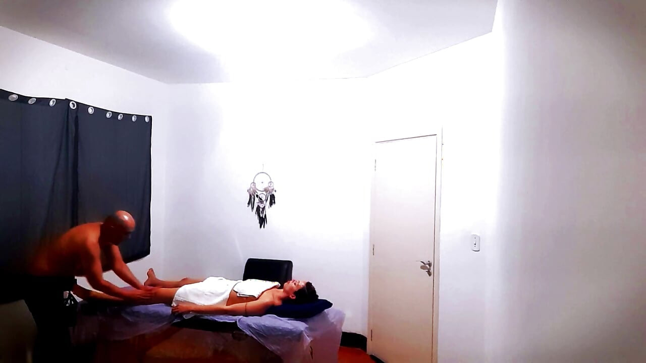 Client seduces masseur in the massage room.