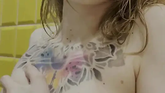 Ayah tiri memergokiku, di kamar mandi saat aku mencuci, dan membuat memekku muncrat. karneli bandi