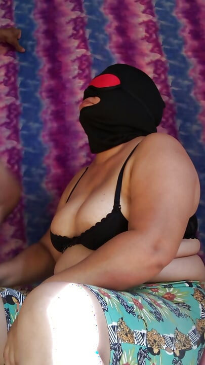 완벽한 엉덩이를 가진 미혼모는 격렬한 애널을 받아들입니다.