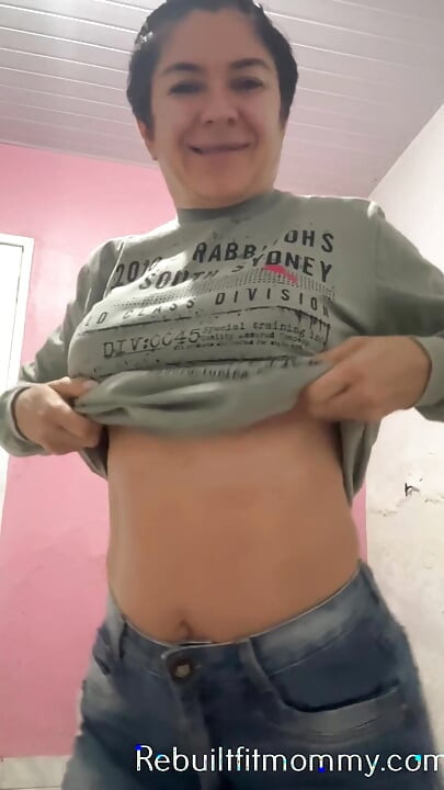 Această BUNICĂ SEXY îți poate oferi un futai uimitor