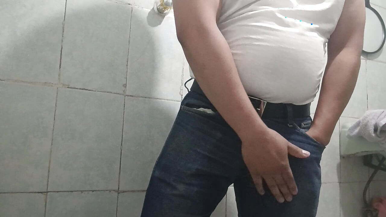 Sledujte, jak dokončuji sprchu a chystám se do školy
