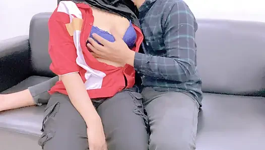 Пригласите на виллу девушку в рабочей униформе на заправке, девушка послушна