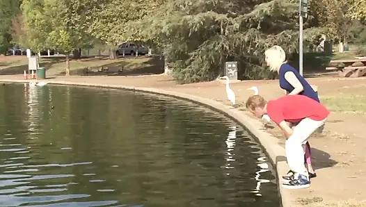 Sarışın orta yaşlı seksi kadın yarak için hazır