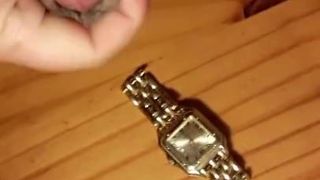 Il grande orologio da polso d&#39;oro di mia madre con il mio sperma