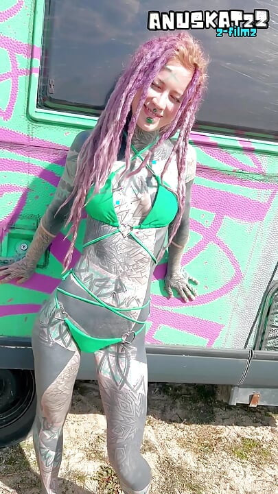 Aventuras perversas de una pareja tatuada alternativa - diversión pervertida al aire libre
