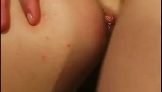 Kıllı kaltak götünü derinden siktiriyor
