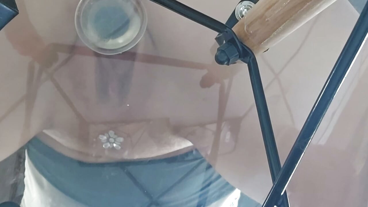Follada con dildo translúcido en primer plano