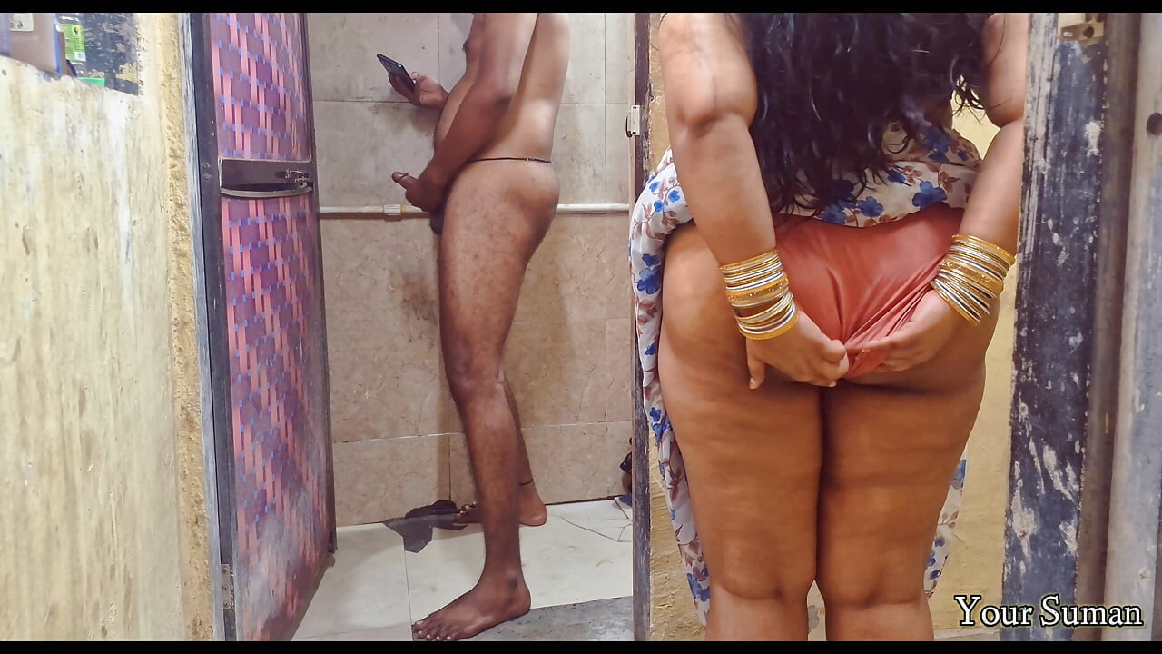 POV indisk styvmamma fångad i badrummet och har kåt känsla i fittan