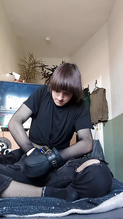 примеряет варежки