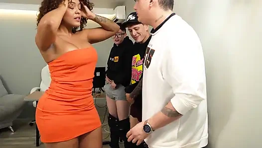 İnek adamlar latin patronlarını dev götle sikiyor ve amını ve yüzünü dölle dolduruyor