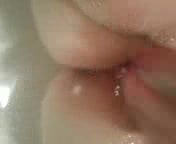 Fuckbuddy playing in the tub