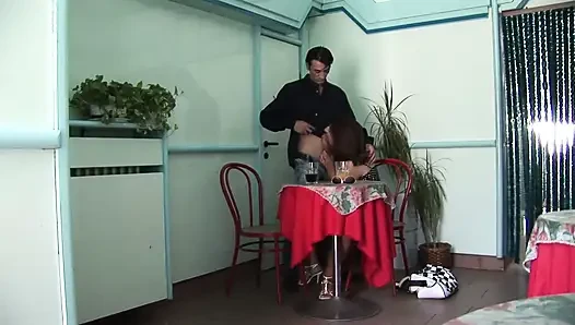 Сумасшедшая сучка принимает большой член в задницу