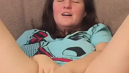 Сняли на видео с Iphone с использованием огромного фиолетового дилдо в первый раз