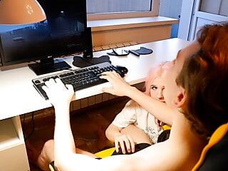 Novia chupa mientras juego en la computadora