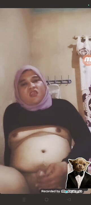 アイヴィーはイキるまでマスターベーションを続ける