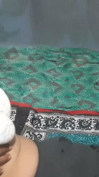 Köylü baldızın vajinasını ovuyor, büyük göğüslerini renklendirdi ve vajinasını parmakladı | Klip 1