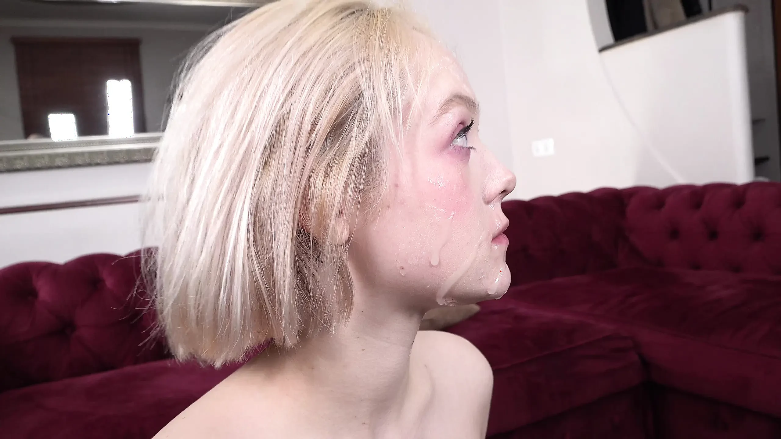 年轻的金发女郎把塞进她所有的洞里