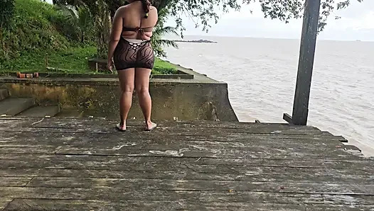 Jalan-jalan di tepi sungai