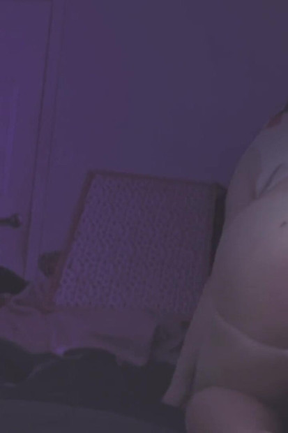 Sissy jaše dildo od lignji i jebe je nasumični crni kurac s Grindra