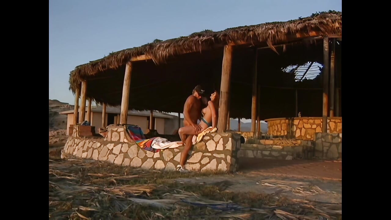 Lacy Rose 和 Piper June：日落时分的大奶, 进行传奇的海滩性交