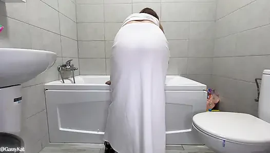 Musibah kentut cewek kulit putih di kamar mandi