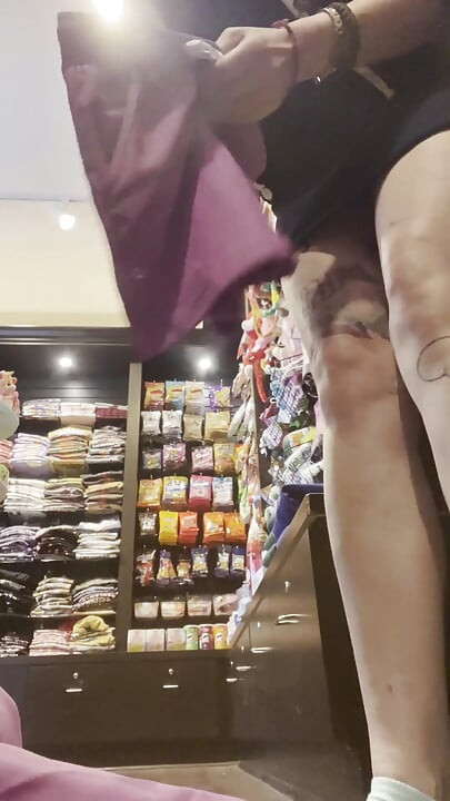 Kommando och försöker kläder i en butik utan omklädningsrum!