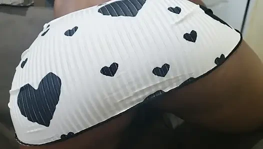 Большая задница в видео от первого лица - фигуристое мясистое тело с натуральными настоящими вибраторами