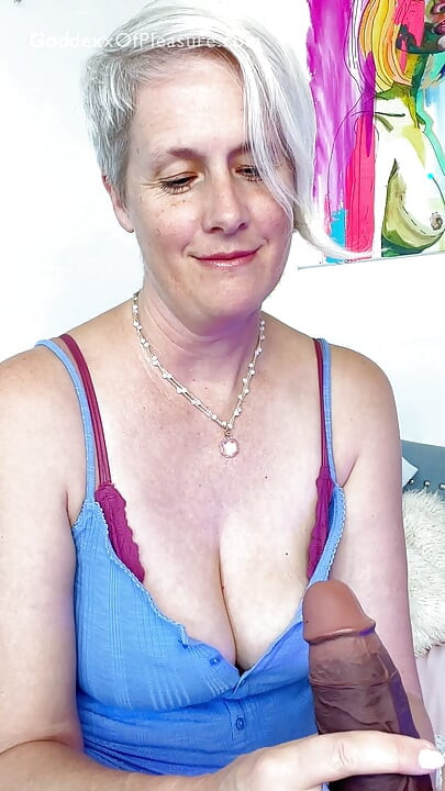 Best Friend's Mom Rate My Cock and Gave Me JOI