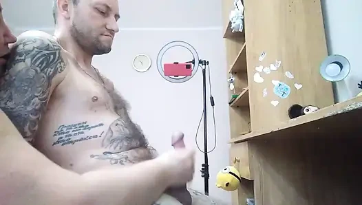 Mergokin aku lagi coli dan bantuin aku crot