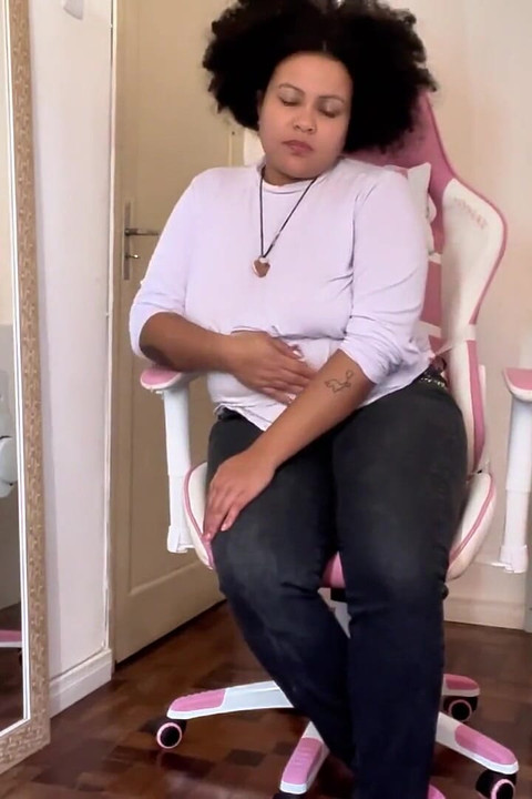 BBW jedzenie i p pierdzenie podczas gdy BF ogląda i denerwuje