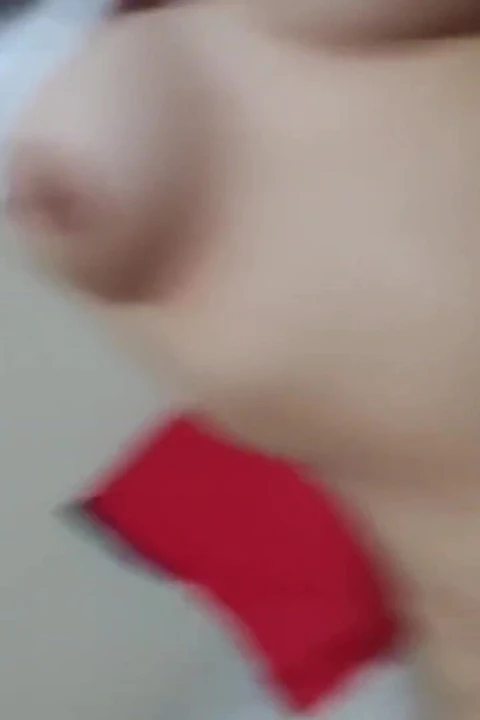 漂亮的年轻18岁女自慰给她的男友发视频，爱人不要发给任何人