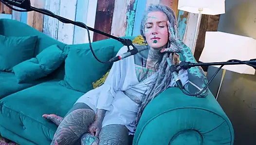 G - grattitude- asmr podcast sfw konuşuyor gotik sıska kız dreadlocks dövmeli model dövmeli kız